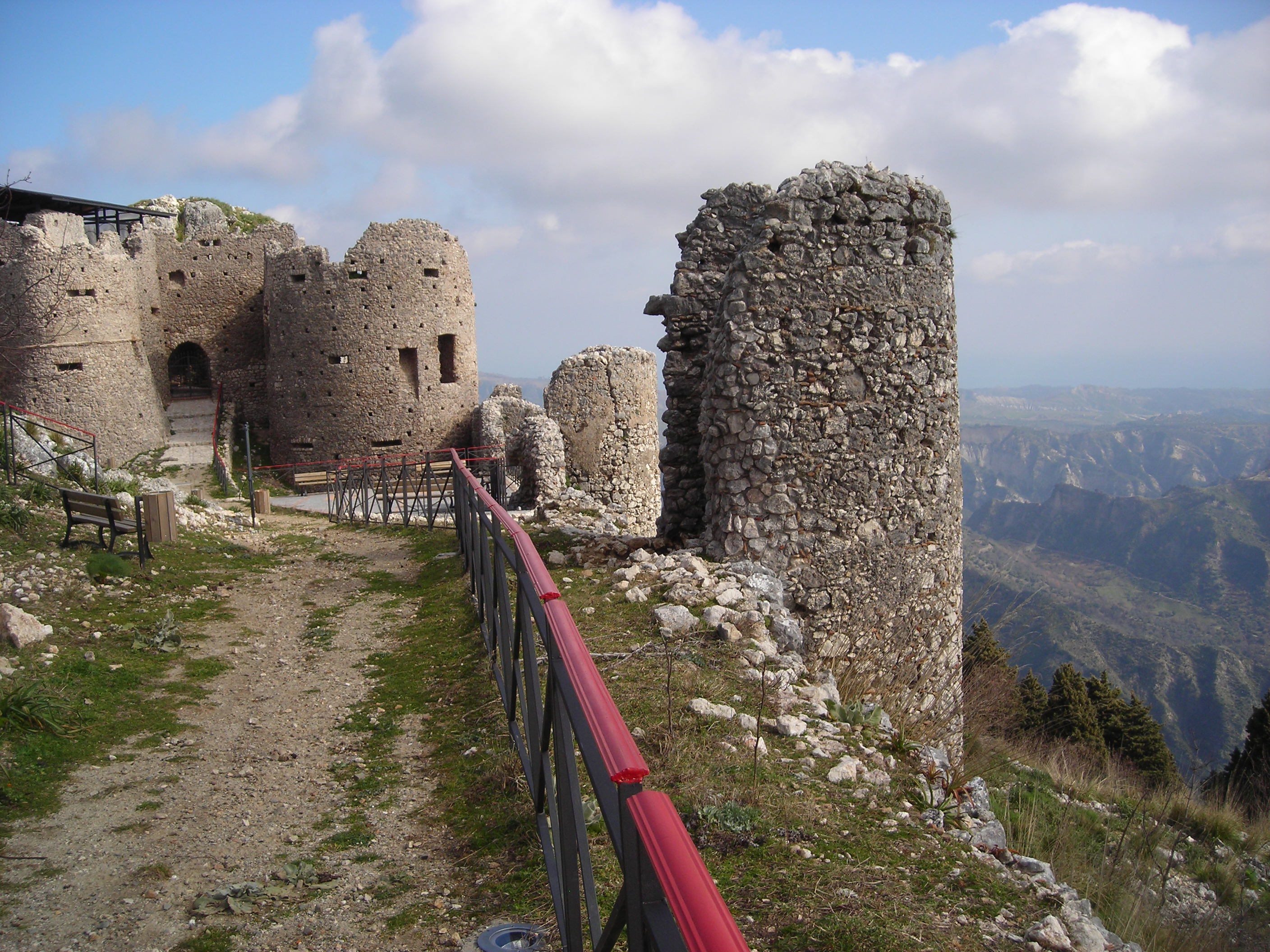 foto castello normanno stilo restaurato