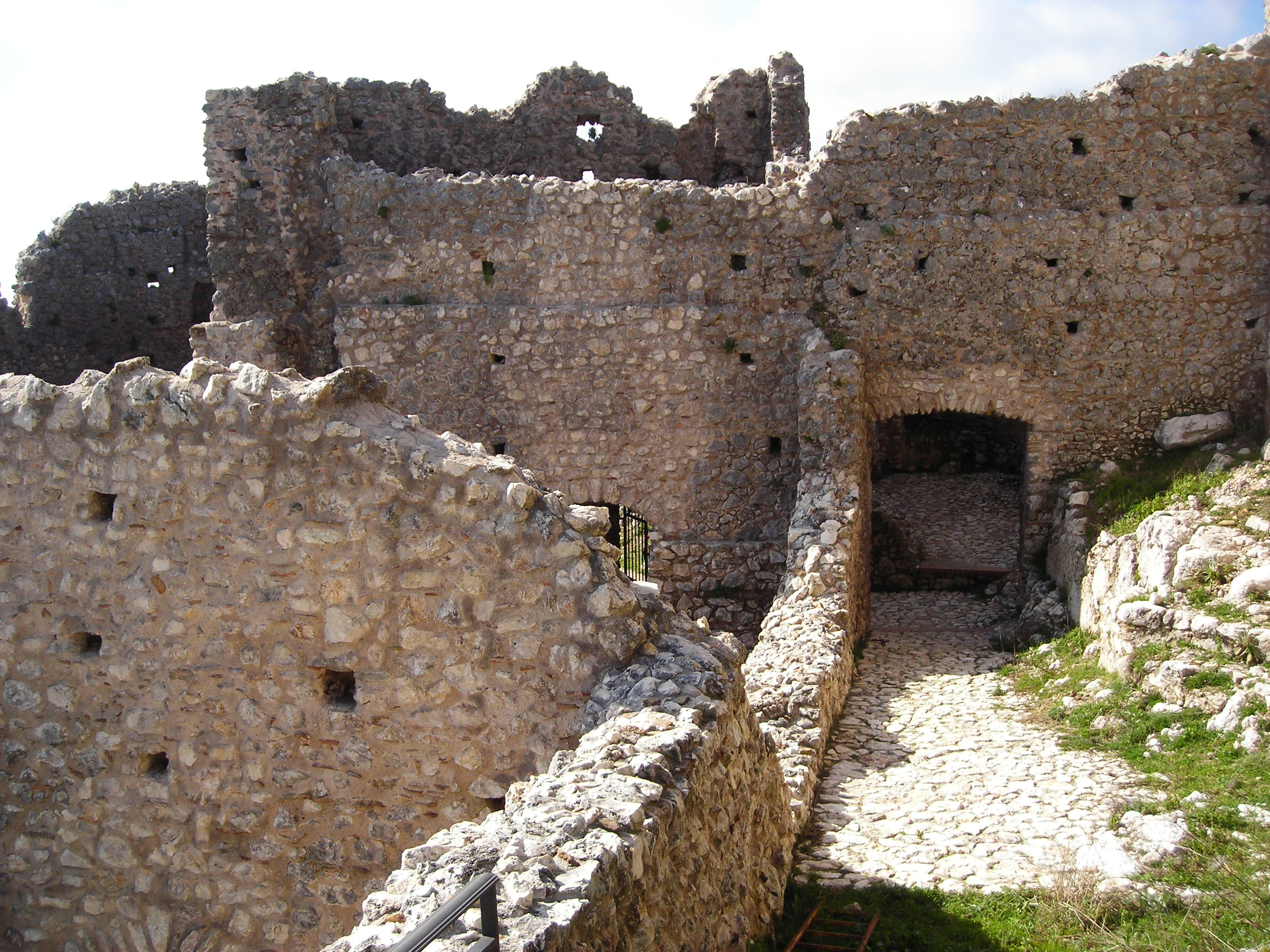 ruderi maniero castello normanno di stilo